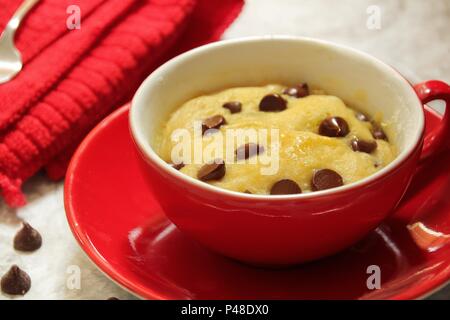 Chocolate chip cookie mug four micro-ondes dans une tasse rouge/ valentines day dessert, selective focus Banque D'Images