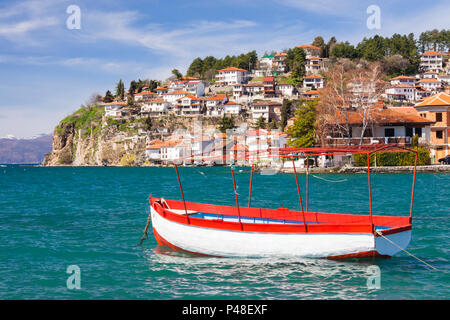 Ohrid, République de Macédoine : bateau amarré sur le lac d'Ohrid avec vue générale de la vieille ville classée Unesco en arrière-plan. Banque D'Images