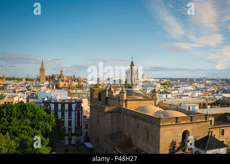 Séville Espagne cityscape, vue sur la vieille ville de Séville au coucher du soleil vers la cathédrale et la tour Giralda, Andalousie, espagne. Banque D'Images