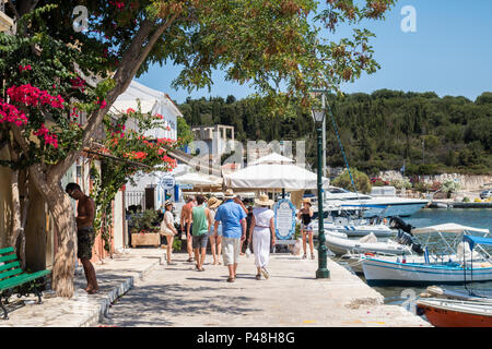 Waterside Promenade, Fiskardo, Céphalonie, Grèce Banque D'Images