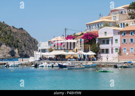 Tavernes au bord de l'eau et maisons colorées d'Assos, Kefalonia, Grèce Banque D'Images