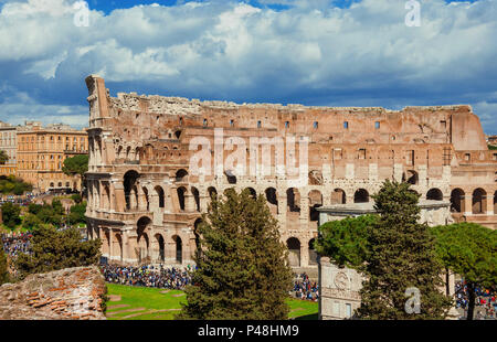 Colisée et Arc de Constantinus ruines antiques à Rome entouré par les touristes, vu depuis la colline du Palatin Banque D'Images