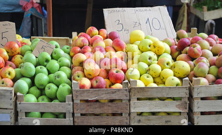 Divers Fruits Pommes dans des caisses à Farmers Market Banque D'Images