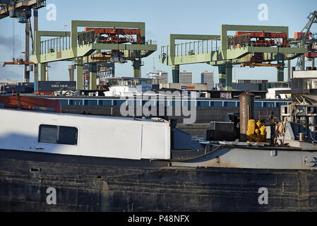 Les laquiers au quai sur la rivière attendent d'être chargés et déplacer des marchandises à travers l'Europe Banque D'Images