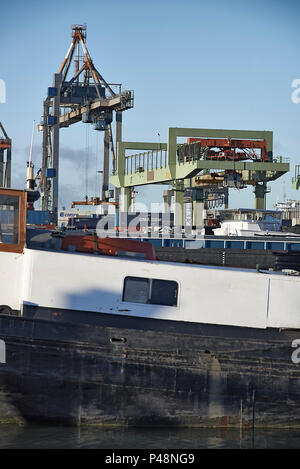 Les laquiers au quai sur la rivière attendent d'être chargés et déplacer des marchandises à travers l'Europe Banque D'Images