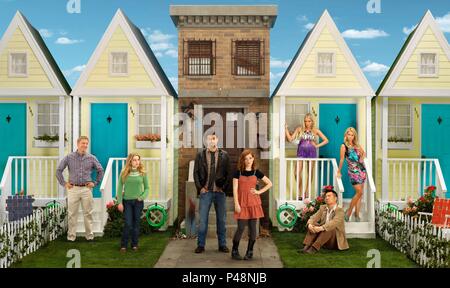 Titre original : SUBURGATORY. Titre en anglais : SUBURGATORY. Directeur de film : EMILY KAPNEK. Année : 2011. Stars : JEREMY SISTO, Cheryl Hines, ALAN TUDYK ; REX LEE ; ALLIE GRANT ; CARLY CHAIKIN ; JANE LEVY. Credit : WARNER BROS. Télévision / Album Banque D'Images