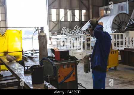 Le port de casque de soudage soudeur Banque D'Images