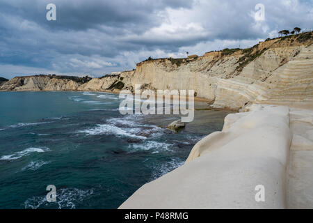 La Scala dei Turchi (Italien : 'Stair des Turcs") est une falaise rocheuse sur la côte de Realmonte, près de Porto Empedocle, le sud de la Sicile, en Italie. Banque D'Images