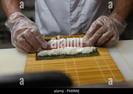 Senior chef de la préparation des sushis dans la cuisine Banque D'Images