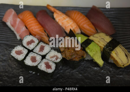 Sushi divers organisés dans un bac Banque D'Images