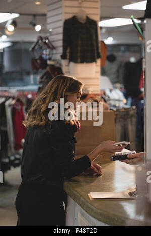 Femme de vos paiements sur téléphone mobile Banque D'Images