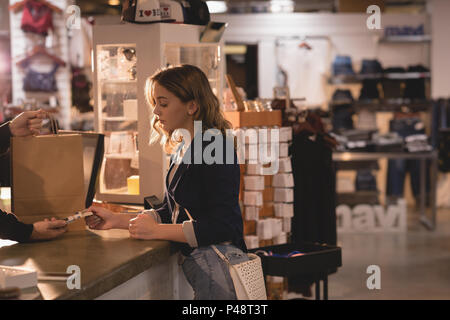 Femme faisant le paiement par carte bancaire Banque D'Images