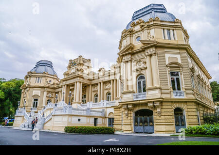 RIO DE JANEIRO, RJ - 01.05.2015 : Palácio do Governo Sede - GUANABARA de Rio de Janeiro. Localizado no bairro de Laranjeiras, Zona Sul, o prédio de 1853 foi construído por um comerciante português para ser residência sua. Anos depois, se transformou em margarida da Princesa Isabel e o Conde d'e de l'UE un passou se Road Autumn Forest Paço Isabel. La, un proclamação da República, o prédio recebeu o nome atual. (Foto : André Horta / Fotoarena) Banque D'Images