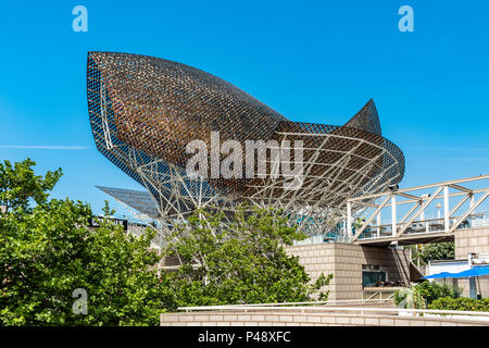 Le poisson d'or sculpture (El peix d'Or) conçu par Frank Gehry, Barcelone, Catalogne, Espagne Banque D'Images