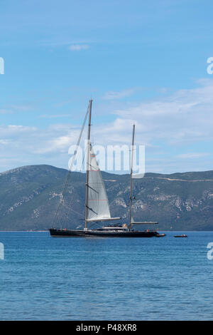 Nirvana yacht ancré dans le port de Sami, Kafalonia, Mer Ionienne, Grèce Banque D'Images