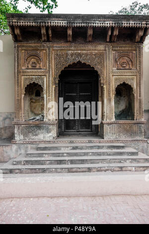 La pièce d'une porte d'un haveli ou hôtel particulier typique du Rajasthan dans le Musée National de l'artisanat, New Delhi, Inde Banque D'Images