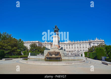 Façade est du Palais Royal de Madrid (Palacio Real) avec Monument à Felipe IV en premier plan. Plaza de Oriente. Madrid, Espagne. Banque D'Images