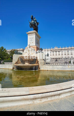 Façade est du Palais Royal de Madrid (Palacio Real) avec Monument à Felipe IV en premier plan. Plaza de Oriente. Madrid, Espagne. Banque D'Images