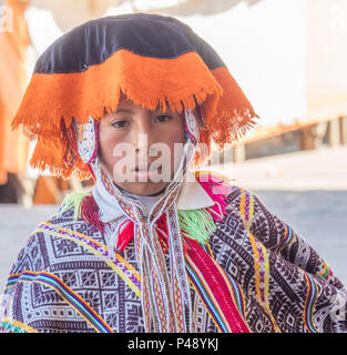 Jeune garçon portant un costume traditionnel Péruvien Banque D'Images