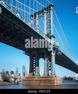 Support peint bleu pier pour le pont de Manhattan à travers l'East River, entre Brooklyn et Manhattan, New York, USA Banque D'Images