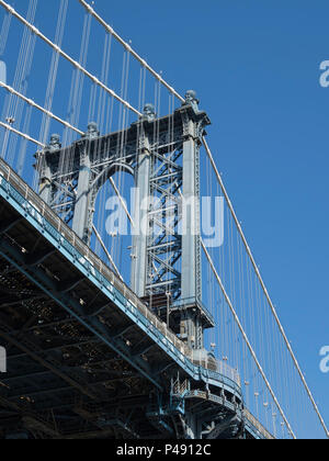 Support peint bleu pier pour le pont de Manhattan à travers l'East River, entre Brooklyn et Manhattan, New York, USA Banque D'Images