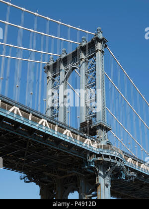 Support peint bleu pier pour le pont de Manhattan à travers l'East River, entre Brooklyn et Manhattan, New York, USA Banque D'Images