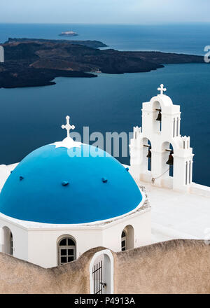 Les trois cloches de Fira avec dôme bleu, une église orthodoxe grecque sur la falaise près de la ville de Fira, sur l'île de Santorin, Grèce Banque D'Images