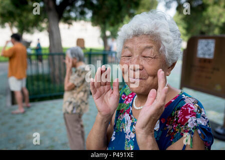 Les retraités font face à des exercices en parc qui entoure le Temple du Ciel, Beijing, Chine Banque D'Images