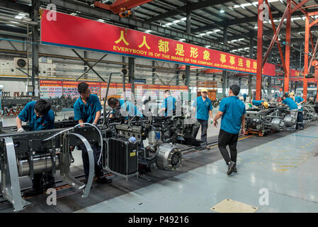 La chaîne de montage à China National Heavy Duty Truck Group, Jinan, Shandong Province, China Banque D'Images