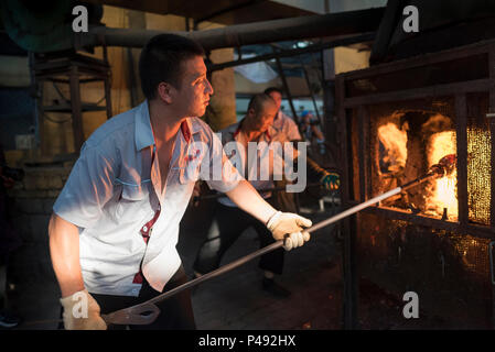 La sudation souffleurs de verre verre décoratif feu verre à la culture chinoise, Creative Park , Zichuan, province de Shangdong, Chine Banque D'Images