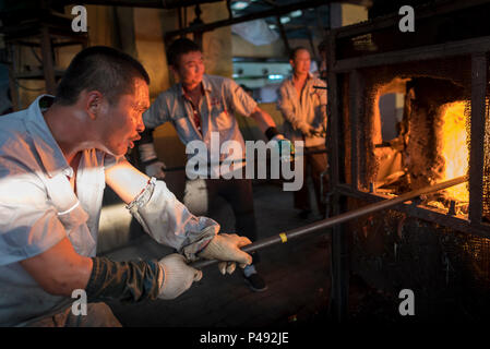 La sudation souffleurs de verre verre décoratif feu verre à la culture chinoise, Creative Park , Zichuan, province de Shangdong, Chine Banque D'Images