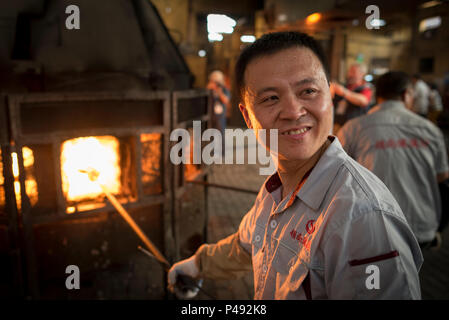 La sudation souffleurs de verre verre décoratif feu verre à la culture chinoise, Creative Park , Zichuan, province de Shangdong, Chine Banque D'Images