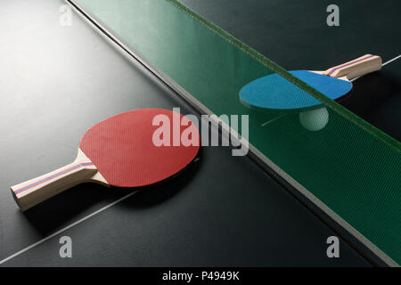 Raquettes de ping-pong sur une table, montrant le Net à de dures/éclairage spectaculaire Banque D'Images