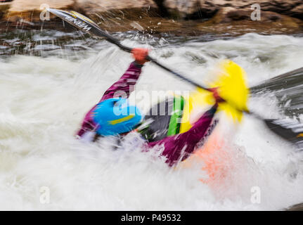 Photo panoramique flou de whitewater kayaker concurrentes dans Fibark ; festival annuel de la rivière Arkansas River ; Salida ; Colorado ; USA Banque D'Images