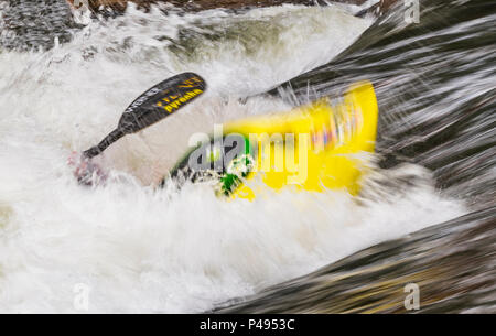 Photo panoramique flou de whitewater kayaker concurrentes dans Fibark ; festival annuel de la rivière Arkansas River ; Salida ; Colorado ; USA Banque D'Images