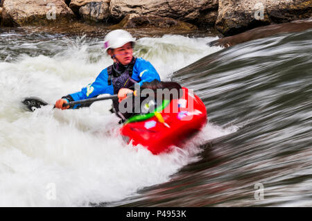 Photo panoramique flou de whitewater kayaker concurrentes dans Fibark ; festival annuel de la rivière Arkansas River ; Salida ; Colorado ; USA Banque D'Images