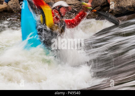 Photo panoramique flou de whitewater kayaker concurrentes dans Fibark ; festival annuel de la rivière Arkansas River ; Salida ; Colorado ; USA Banque D'Images