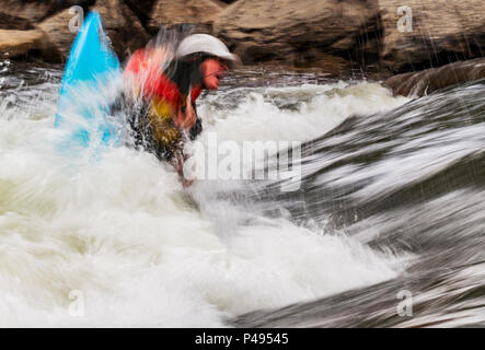 Photo panoramique flou de whitewater kayaker concurrentes dans Fibark ; festival annuel de la rivière Arkansas River ; Salida ; Colorado ; USA Banque D'Images