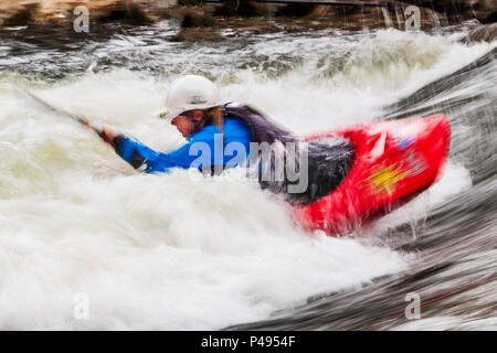 Photo panoramique flou de whitewater kayaker concurrentes dans Fibark ; festival annuel de la rivière Arkansas River ; Salida ; Colorado ; USA Banque D'Images