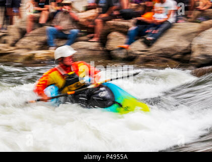 Photo panoramique flou de whitewater kayaker concurrentes dans Fibark ; festival annuel de la rivière Arkansas River ; Salida ; Colorado ; USA Banque D'Images