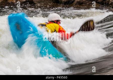 Photo panoramique flou de whitewater kayaker concurrentes dans Fibark ; festival annuel de la rivière Arkansas River ; Salida ; Colorado ; USA Banque D'Images