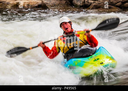 Photo panoramique flou de whitewater kayaker concurrentes dans Fibark ; festival annuel de la rivière Arkansas River ; Salida ; Colorado ; USA Banque D'Images