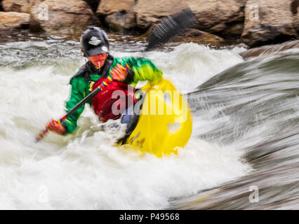 Photo panoramique flou de whitewater kayaker concurrentes dans Fibark ; festival annuel de la rivière Arkansas River ; Salida ; Colorado ; USA Banque D'Images