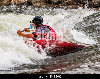 Photo panoramique flou de whitewater kayaker concurrentes dans Fibark ; festival annuel de la rivière Arkansas River ; Salida ; Colorado ; USA Banque D'Images