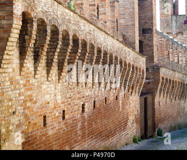 Murs de défense de la forteresse médiévale de Gradara, où les célèbres amants Paolo et Francesca vécu, mentionné par Dante Alighieri dans la Commedia Banque D'Images