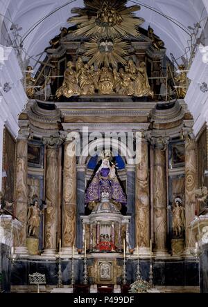 RETABLO MAYOR CON LA IMAGEN DE LA VIRGEN DEL ROSARIO REALIZADO A FINALES DEL SIGLO XVIII. Auteur : BENJUMEDA / VELAZQUEZ COSME. Lieu : ÉGLISE DU ROSAIRE, Cadiz, Espagne. Banque D'Images