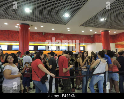 Sao Paulo Sp 21 04 15 Fila De Cinema Fila De Cinema No Shopping Metro Boulevard Tatuape No Feriado De Tiradentes Foto Thais Martins Fotoarena Photo Stock Alamy
