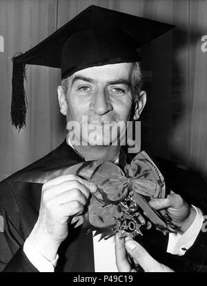 Description : 3 janvier, 1973 - Paris, France - Funes mis à l'honneur avec le titre académique, 'Camelot Honoris Causa.'. Stars : Louis de Funes. Banque D'Images