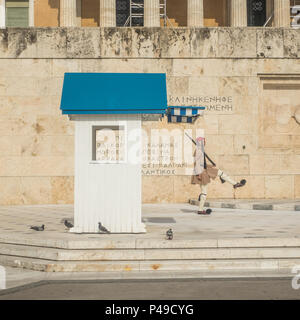 En dehors de la Garde présidentielle le parlement grec (Parlement hellénique) Bâtiment à Athènes, en Grèce, au cours de la relève de la garde. Banque D'Images