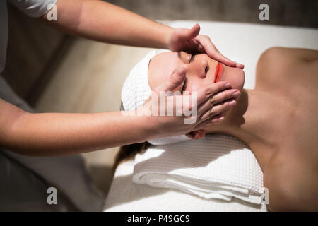 Massage du visage traitement par professional Banque D'Images